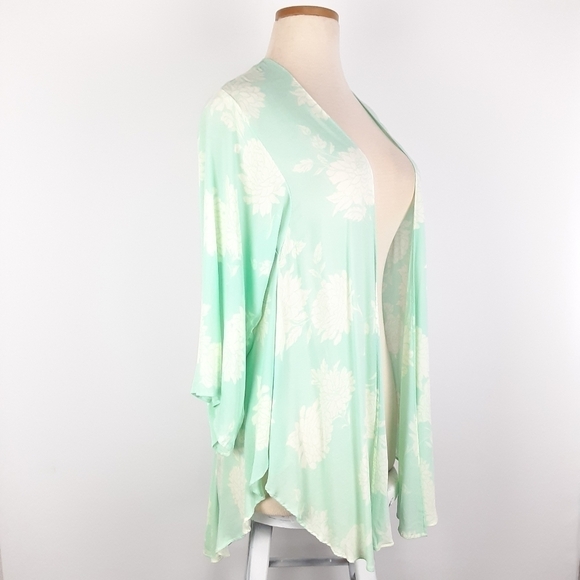 Torrid | Floral Print shirttail Kimono - Picture 4 of 10